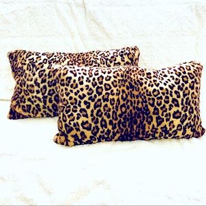 🌟. 🎉🥳 HOST PICK 🎊🥳 NWOT  28x13 Leopard pillows